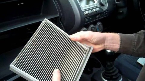 Mau Kabin Mobil Bersih Dari Virus Corona Dan Nggak Rusak Interior? (Foto: Shutterstock)
