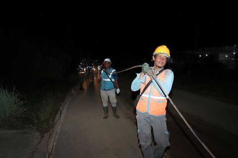 PLN memulihkan kelistrikan setelah bencana di Sumatera Barat. (Foto: PLN)