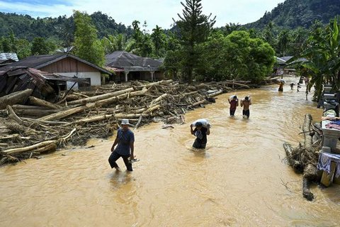 PLN memulihkan kelistrikan setelah bencana di Sumatera Barat. (Foto: PLN)
