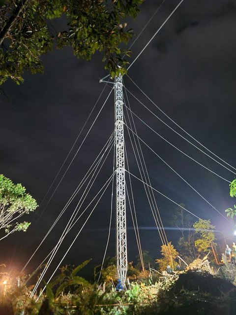 PLN memulihkan kelistrikan setelah bencana di Sumatera Barat. (Foto: PLN)