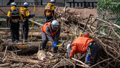 Retakan terlihat di tanah di Wajima, prefektur Ishikawa, Jepang pada 1 Januari 2024 setalah gempa bumi. (Foto: Berita Kyodo melalui AP)