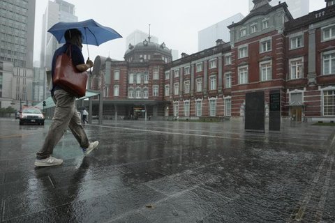 Retakan terlihat di tanah di Wajima, prefektur Ishikawa, Jepang pada 1 Januari 2024 setalah gempa bumi. (Foto: Berita Kyodo melalui AP)
