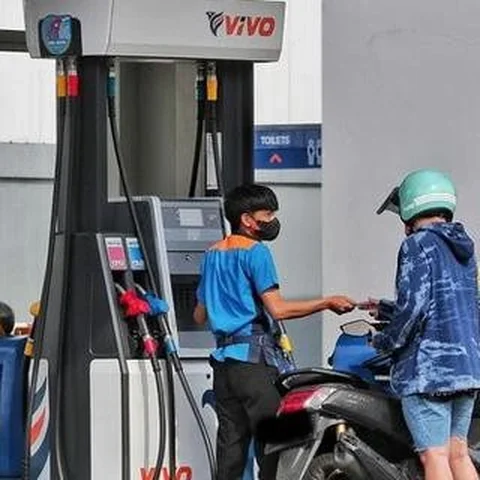 Petugas SPBU melayani pengisian BBM di SPBU Jakarta. Kenaikan harga BBM hari ini di SPBU Pertamina resmi berlaku. Bagaimana harga BBM di SPBU Shell, Vivo dan BP AKR?(Liputan6.com/AnggaYuniar)