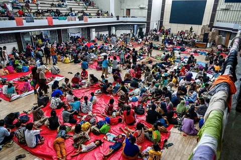 Warga beristirahat di tempat pengungsian setelah banjir bandang dan tanah longsor di Pandan, Tapanuli Tengah, Provinsi Sumatera Utara, Indonesia, Minggu (30/11/2025).