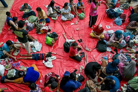 Warga beristirahat di tempat pengungsian setelah banjir bandang dan tanah longsor di Pandan, Tapanuli Tengah, Provinsi Sumatera Utara, Indonesia, Minggu (30/11/2025).