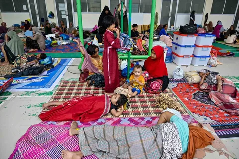 Warga desa terdampak banjir beristirahat di tempat pengungsian setelah banjir bandang melanda Meureudu, Kabupaten Pidie Jaya, Provinsi Aceh, Indonesia, Sabtu (29/11/2025).