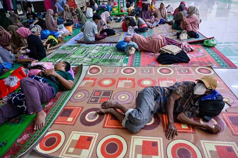 Warga desa terdampak banjir beristirahat di tempat pengungsian setelah banjir bandang melanda Meureudu, Kabupaten Pidie Jaya, Provinsi Aceh, Indonesia, Sabtu (29/11/2025).