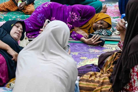 Warga desa terdampak banjir beristirahat di tempat pengungsian setelah banjir bandang melanda Meureudu, Kabupaten Pidie Jaya, Provinsi Aceh, Indonesia, Sabtu (29/11/2025).