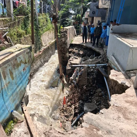 TPT Sungai di Cipaganti Bandung Amblas, Akses Jalan Warga Terputus