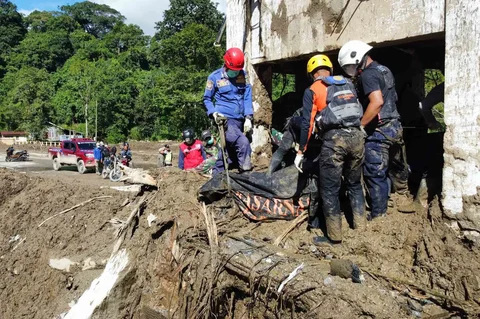Tim penyelamat mengevakuasi jenazah korban banjir di Padang Panjang, Sumatera Barat, Indonesia, Senin (01/12/2025).