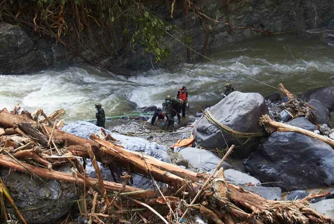 Tim penyelamat mencari korban banjir di Tanah Datar, Sumatera Barat, Indonesia, Senin (01/12/2025).