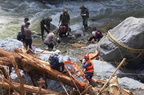 Tim penyelamat mencari korban banjir di Tanah Datar, Sumatera Barat, Indonesia, Senin (01/12/2025).