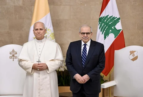 Paus Leo XIV saat bertemu dengan Perdana Menteri Lebanon Nawaf Salam di Istana Kepresidenan Beirut, Lebanon, Minggu (30/11/2025).