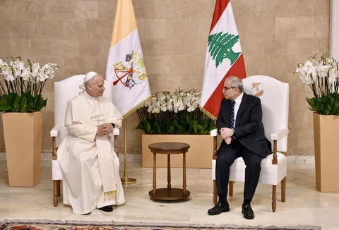 Paus Leo XIV berbincang dengan Perdana Menteri Lebanon Nawaf Salam di Istana Kepresidenan Beirut, Lebanon, Minggu (30/11/2025).