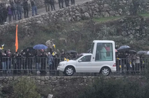 Mobil paus yang membawa Paus Leo XIV tiba di Biara Santo Maroun di Annaya, Lebanon, Senin, (01/12/2025).