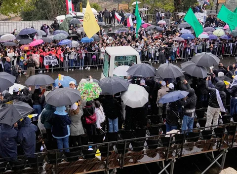 Mobil yang membawa Paus Leo XIV tiba di Biara Santo Maroun di Annaya, Lebanon, Senin, (01/12/2025).