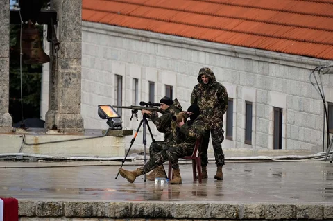 Personel keamanan Lebanon dikerahkan di atap Biara Santo Maron menjelang kedatangan Paus Leo XIV di Annaya, Lebanon, Senin, (01/12/2025).