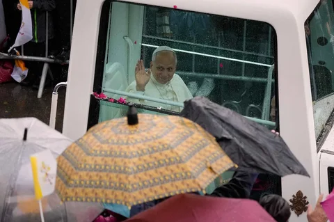 Mobil yang membawa Paus Leo XIV tiba di Biara Santo Maroun di Annaya, Lebanon, Senin, (01/12/2025).