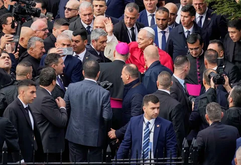 Paus Leo XIV melambaikan tangan saat tiba di Biara Santo Maroun di Annaya, Lebanon, Senin, (01/12/2025).