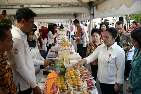Wali kota Semarang, Agustina Wilujeng saat meninjau bazar UMKM di Kota Semarang