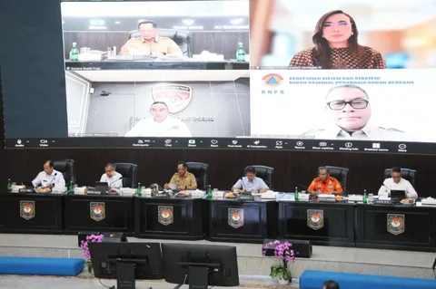 Mendagri Tito Karnavian saat Rakor Pusat dan Daerah dalam Rangka Mengantisipasi Momentum Natal Tahun 2025 dan Tahun Baru 2026