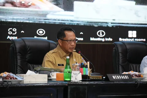 Mendagri Tito Karnavian saat Rakor Pusat dan Daerah dalam Rangka Mengantisipasi Momentum Natal Tahun 2025 dan Tahun Baru 2026