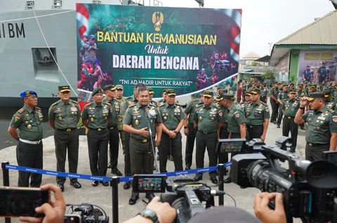 Kasad Jenderal Maruli Simanjuntak Berangkatkan Kapal ADRI yang Angkut Bantuan Kemanusiaan ke Tiga Lokasi Bencana di Sumatera