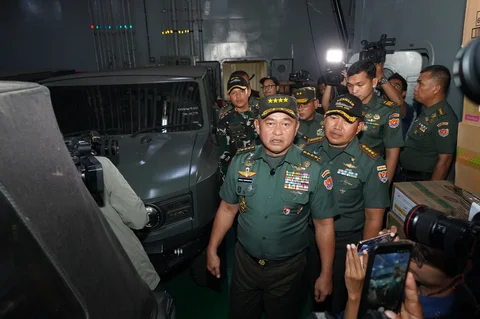 Kasad Jenderal Maruli Simanjuntak Berangkatkan Kapal ADRI yang Angkut Bantuan Kemanusiaan ke Tiga Lokasi Bencana di Sumatera