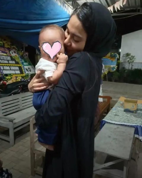 Potret Azizah Salsha melayat dan ziarah ayah Pratama Arhan di Blora. [IG: @arhanazizah.official]