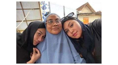 Potret Azizah Salsha melayat dan ziarah ayah Pratama Arhan di Blora. [IG: @arhanazizah.official]
