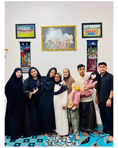 Potret Azizah Salsha melayat dan ziarah ayah Pratama Arhan di Blora. [IG: @arhanazizah.official]
