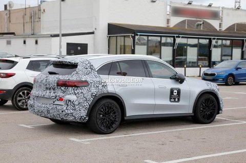 Mercedes-AMG GLC EQ 2027 tertangkap kamera di Eropa dengan kamuflase yang lebih tipis (autoevolution.com)