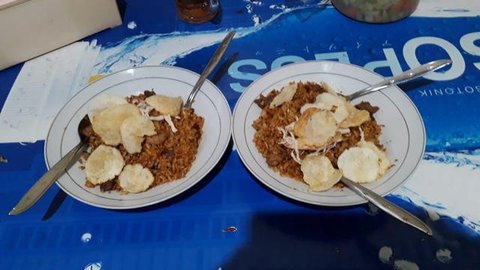 Nasi goreng kambing petai jadi salah satu menu favorit di warung nasi goreng Bang Zen. Harganya seporsi Rp45 ribu