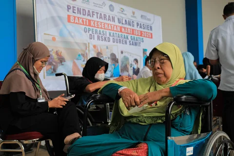 Peringati Hari Ibu ke-97, Pemprov DKI Gelar Operasi Katarak dan Bagikan Kacamata Gratis