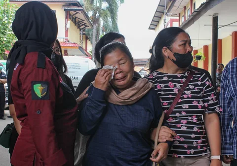 Keluarga korban menangis haru saat tujuh jenazah korban kebakaran Gedung Terra Drone diserahkan oleh RS Polri, Jakarta Timur, Rabu (10/12/2025).