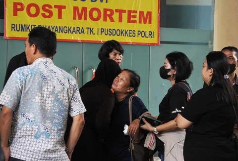 Keluarga korban menangis haru saat tujuh jenazah korban kebakaran Gedung Terra Drone diserahkan oleh RS Polri, Jakarta Timur, Rabu (10/12/2025).