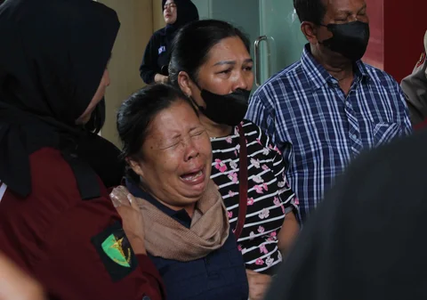 Keluarga korban menangis haru saat tujuh jenazah korban kebakaran Gedung Terra Drone diserahkan oleh RS Polri, Jakarta Timur, Rabu (10/12/2025).