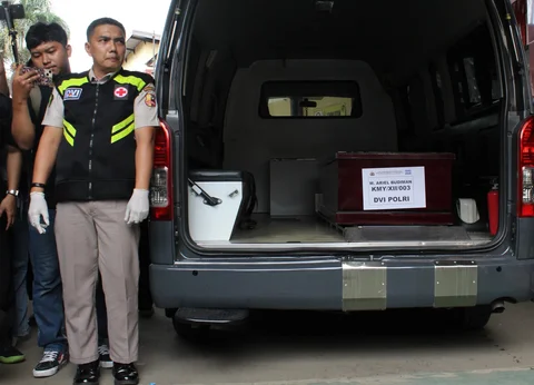 Jenazah korban kebakaran Gedung Terra Drone  saat diserahkan kepada keluarga korban di  RS Polri, Jakarta Timur, Rabu (10/12/2025).