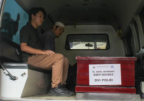 Jenazah korban kebakaran Gedung Terra Drone  saat diserahkan kepada keluarga korban di  RS Polri, Jakarta Timur, Rabu (10/12/2025).