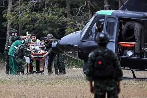 Seorang korban luka dibawa ke helikopter militer saat  bentrokan di sepanjang perbatasan Thailand-Kamboja di provinsi Surin, Thailand, Rabu (10/12/2025).