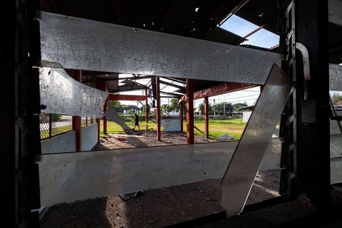 Sebuah rumah terlihat rusak akibat tembakan artileri Kamboja di provinsi Sisaket, Thailand, Selasa, (09/12/2025).