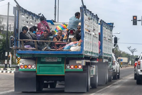 Warga Thailand yang mengungsi dengan menggunakan truk di provinsi Surin, Thailand, Rabu (10/12/2025).