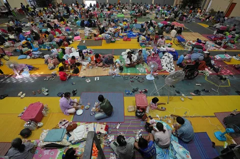Warga Thailand yang mengungsi dari rumah mereka setelah bentrokan antara tentara Thailand dan Kamboja, beristirahat di pusat evakuasi di provinsi Surin, Thailand, Rabu (10/12/2025).