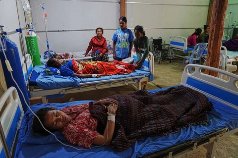 Warga yang sakit diungsikan ke bangunan  sekolah dasar Batthkoa di provinsi Oddar Meanchey, Kamboja, Rabu (10/12/2025).