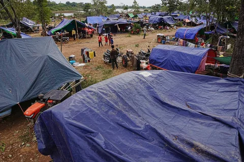 Tenda-tenda yang didirikan oleh para pengungsi di sekolah dasar Batthkoa di provinsi Oddar Meanchey, Kamboja, Rabu (10/12/2025).