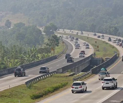 Kendaraan melintas di ruas tol yg diberlakukan satu arah atau one way di Tol Cipali, Cirebon, Jawa Barat, Sabtu (1/6/2019). Sistem satu arah di Tol Trans Jawa dimulai dari Cikampek hingga Bre