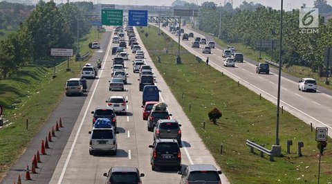 Kendaraan melintas di ruas tol yg diberlakukan satu arah atau one way di Tol Cipali, Cirebon, Jawa Barat, Sabtu (1/6/2019). Sistem satu arah di Tol Trans Jawa dimulai dari Cikampek hingga Bre