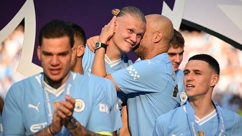 Selebrasi Erling Haaland usai mencetak gol di laga Manchester City vs Liverpool di pekan ke-11 Liga Inggris 2025/2026 di Etihad Stadium, Minggu (09/11/2025). (AP Photo/Jon Super)