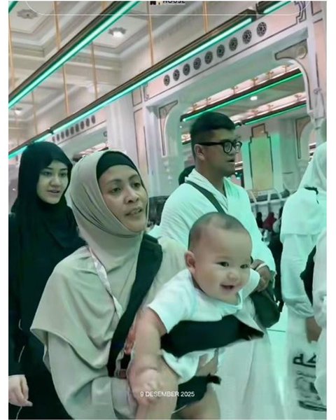 Momen baby Arash, anak Aaliyah Massaid dan Thariq Halilintar, umrah perdana di usia 6 bulan. [IG: @thariqhalilintar]