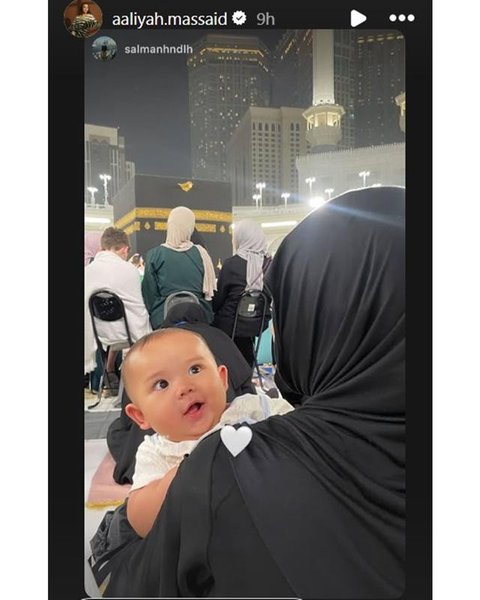 Momen baby Arash, anak Aaliyah Massaid dan Thariq Halilintar, umrah perdana di usia 6 bulan. [IG: @thariqhalilintar]